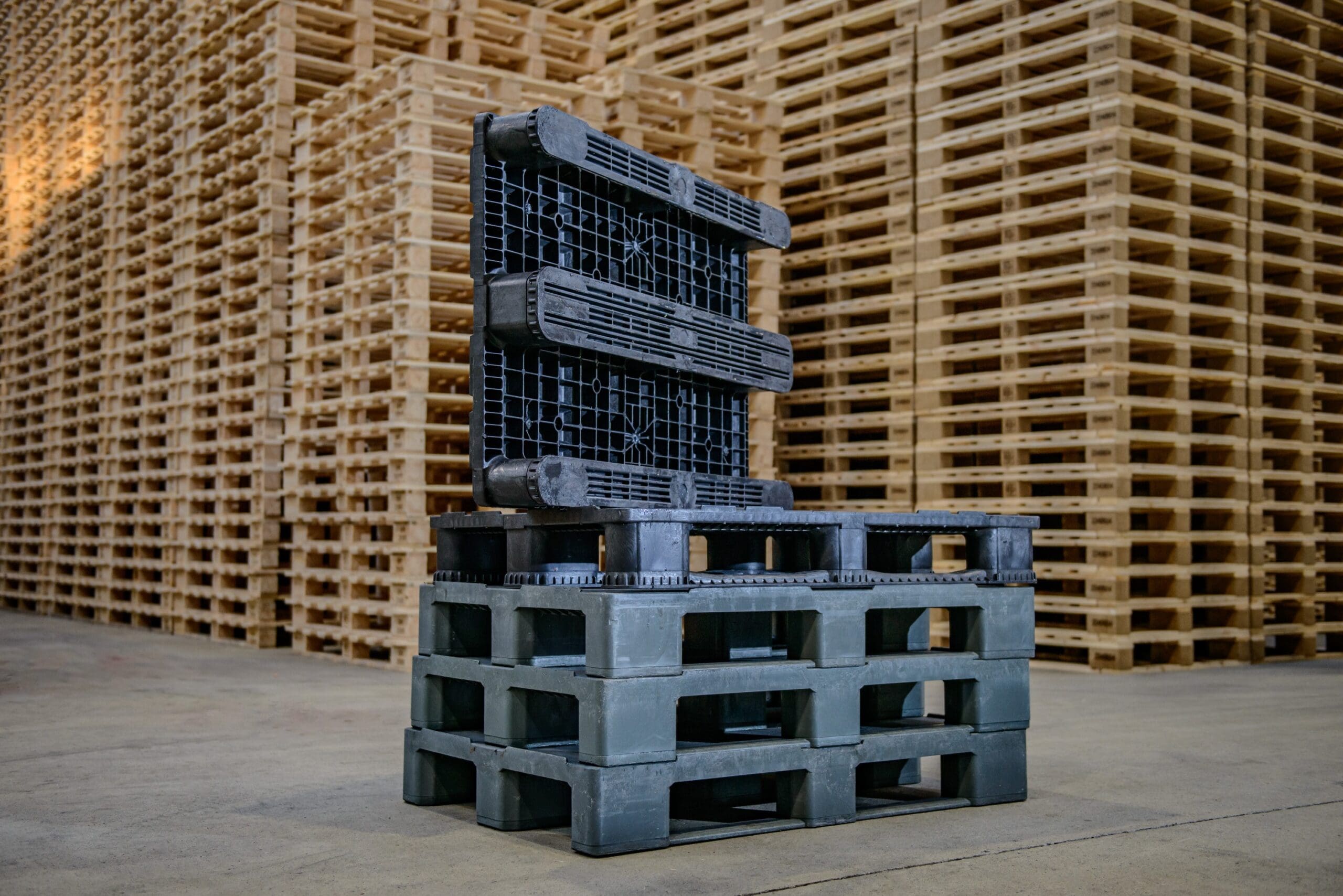Composite plastic pallets vs wooden pallets in warehouse